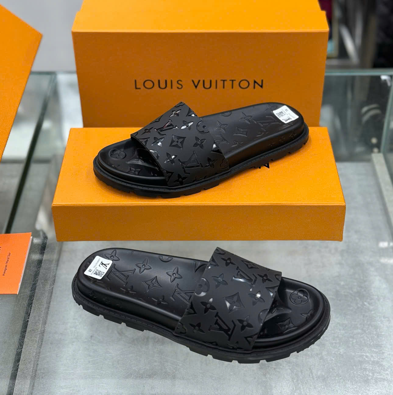 Dép lê quai ngang Louis Vuitton LV Đen họa tiết hoa vân logo LV bóng Like Auth on web fullbox bill thẻ DDT